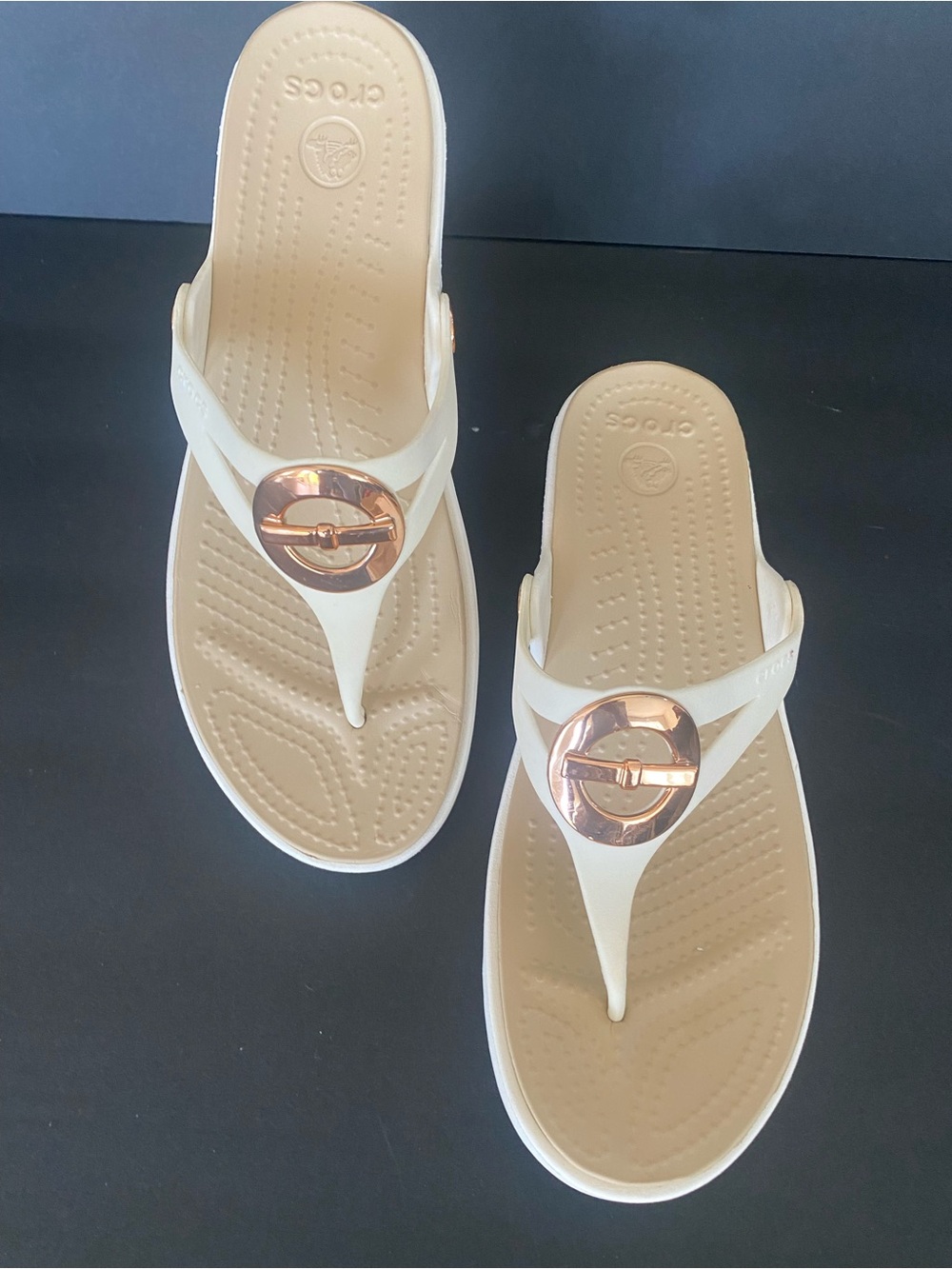 Crocs Sanrah Liquid Metallic Wedge Flip Sandal Rose Gold Ornament Oyster 9